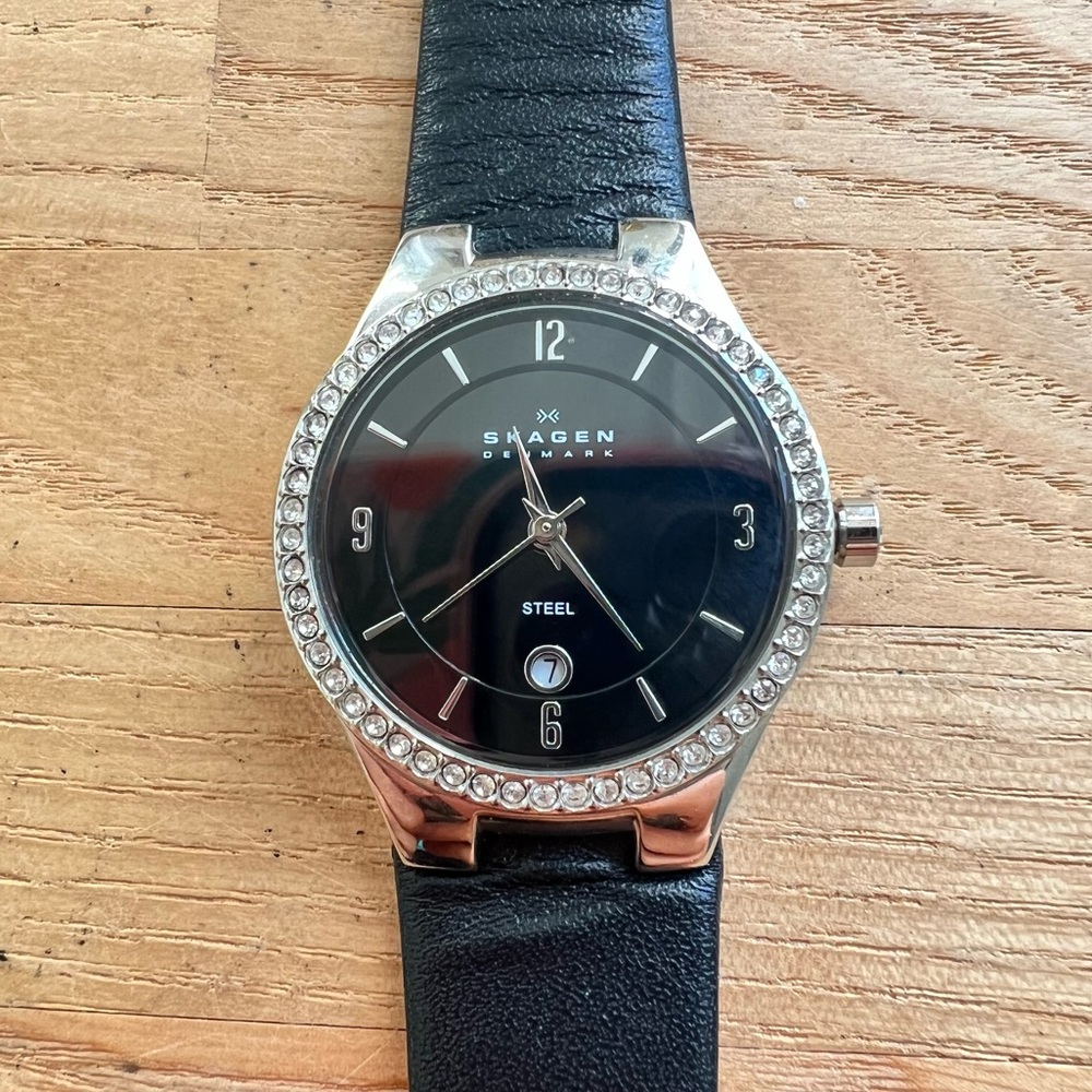 Skagen ladies black dial silver tone black leather dress watch NEW BATTERY
